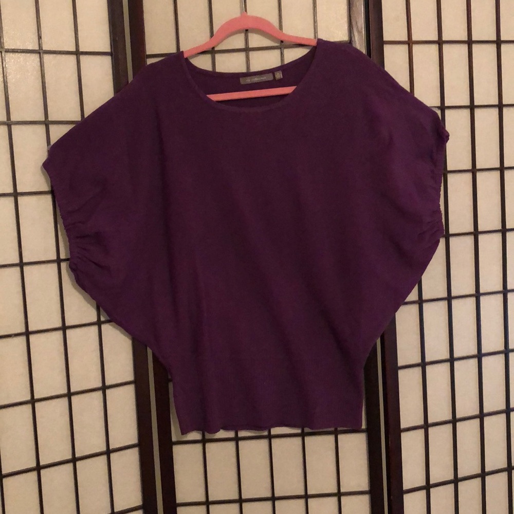 Short sleeve sweater with banded bottom